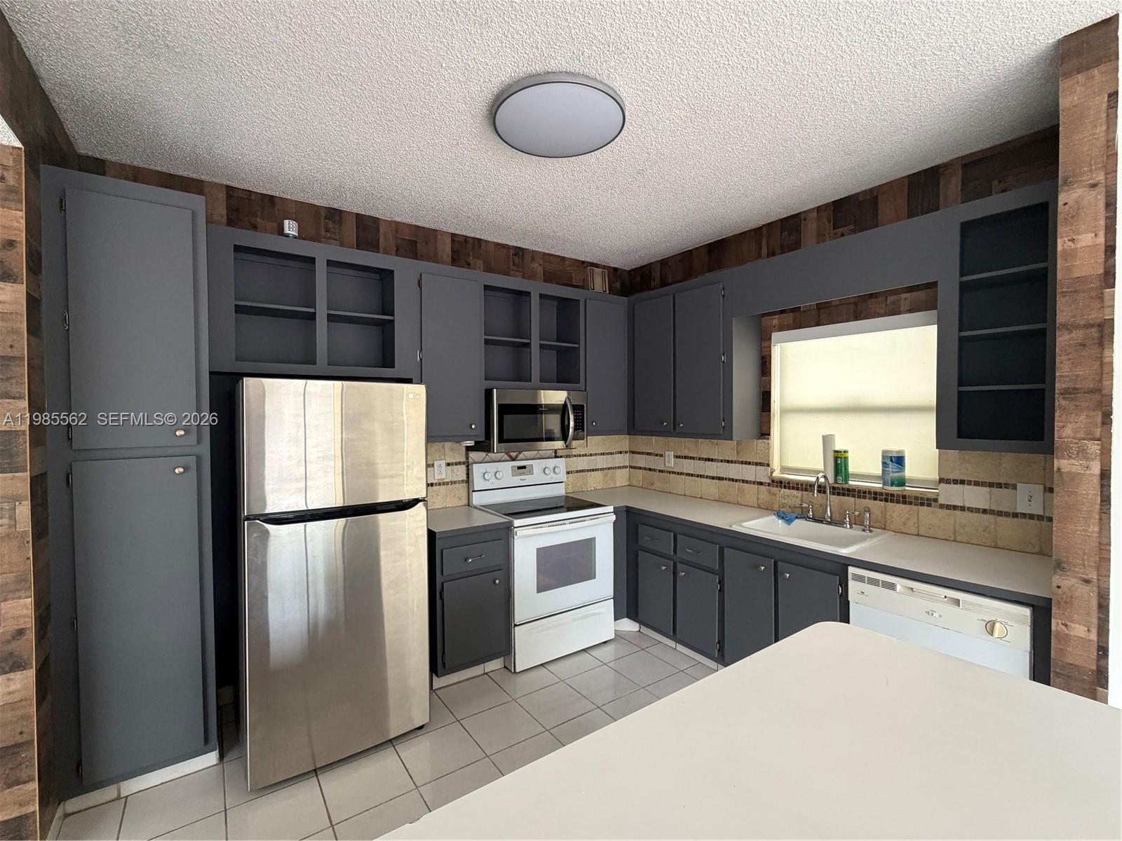 WESTWIND LAKES GARDEN HOM - Residential Lease