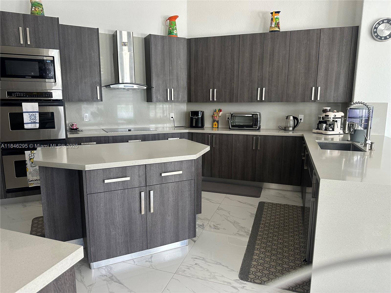 1446 Victoria Isle Dr