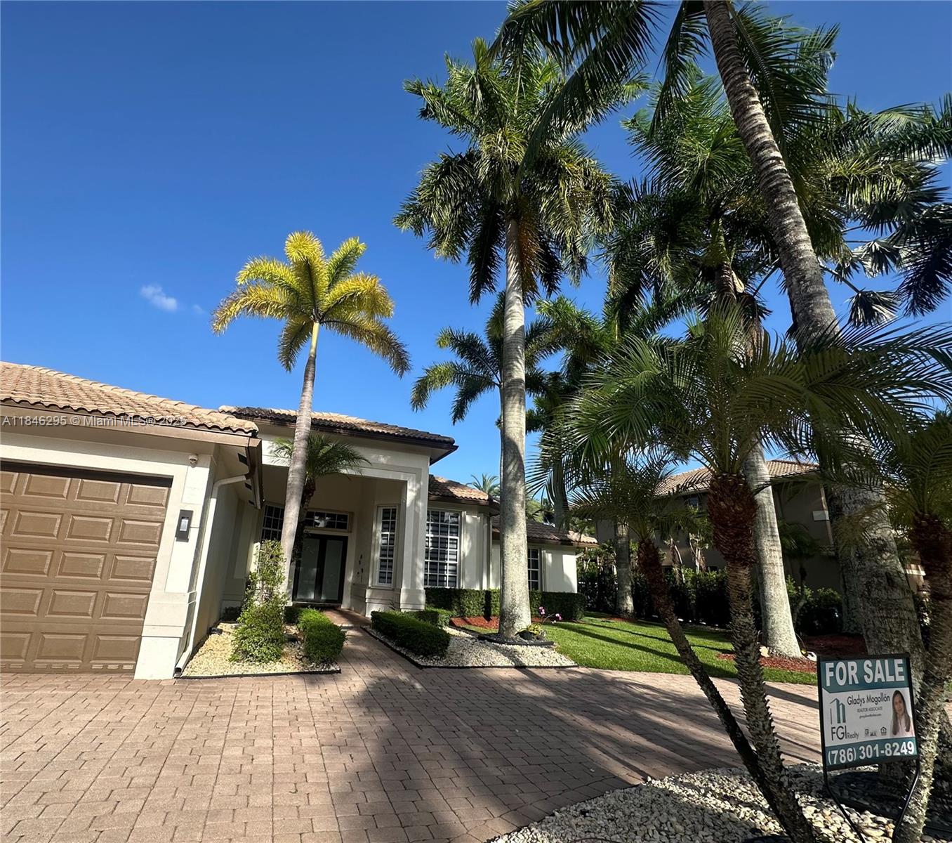1446 Victoria Isle Dr
