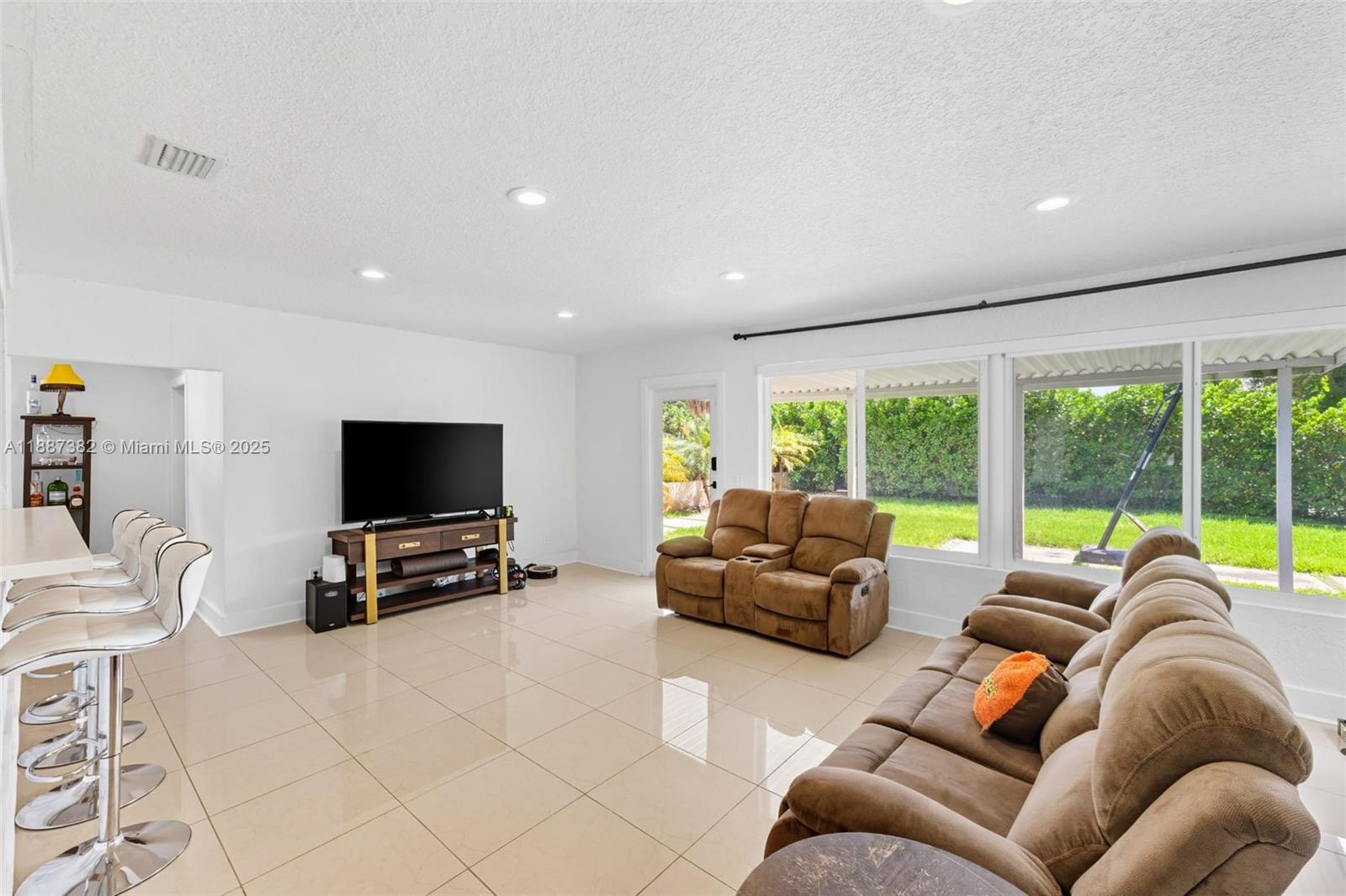 MIAMI SHORES SEC 1 AMD - Residential Lease