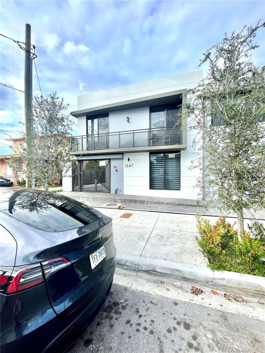 LAWRENCE ESTATE LAND CO - Residential Lease