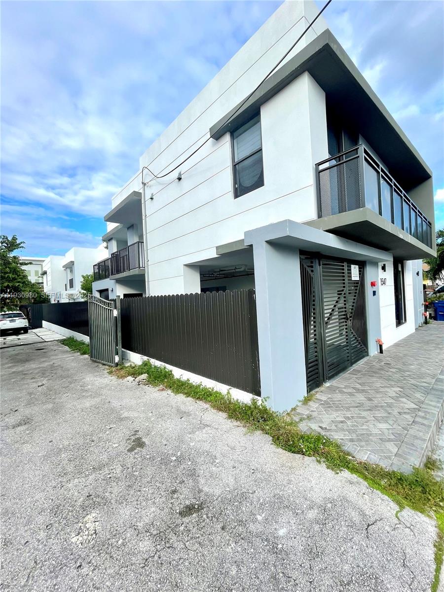 LAWRENCE ESTATE LAND CO - Residential Lease