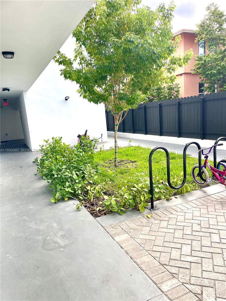 LAWRENCE ESTATE LAND CO - Residential Lease