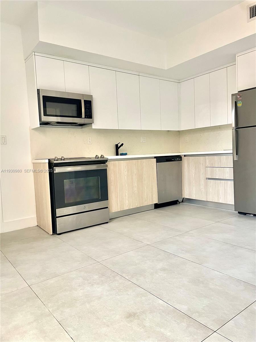 LAWRENCE ESTATE LAND CO - Residential Lease