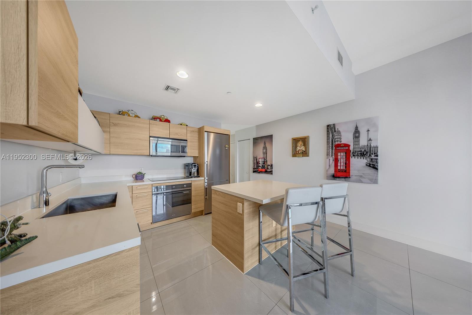 THE HARBOUR SOUTH CONDO - Residential