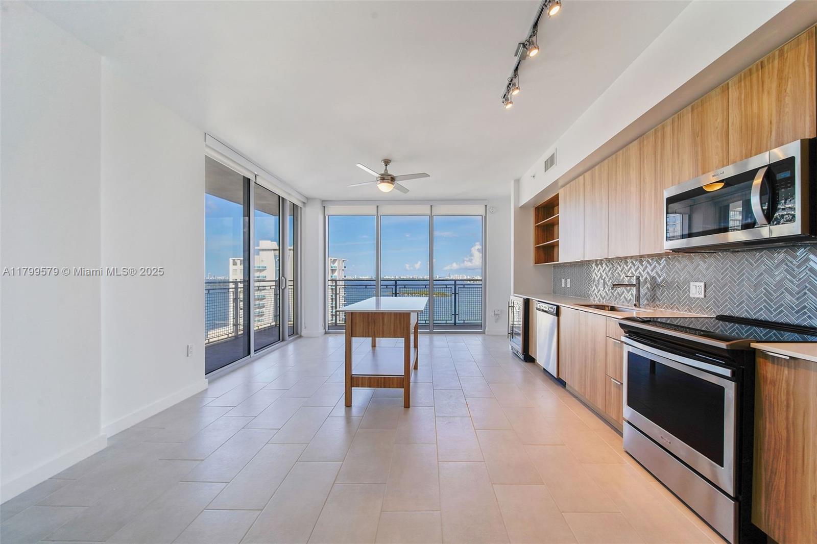2150 N Bayshore Dr 2001