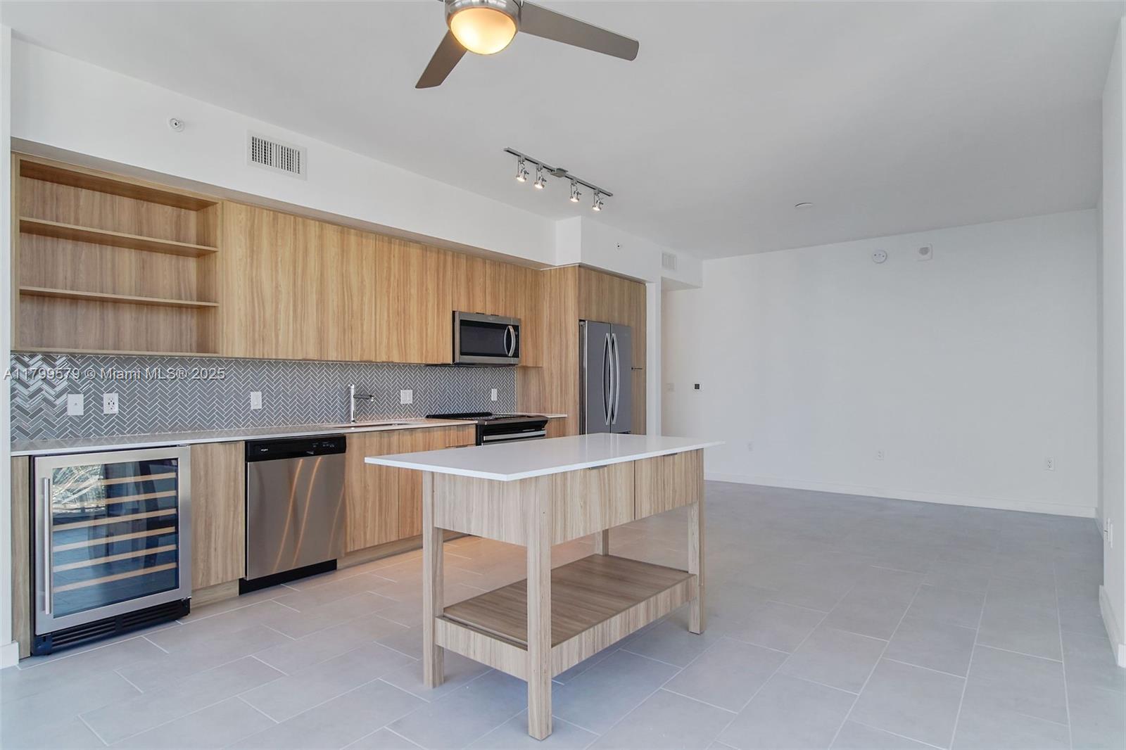 2150 N Bayshore Dr 2001