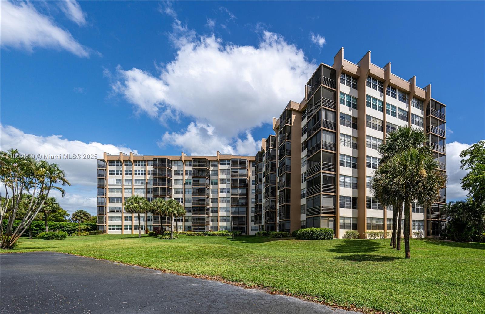 Photo 1 of 900 Saint Charles Pl 621, Pembroke Pines, Florida, $229,000, Web #: 11802209