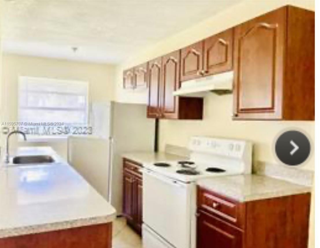 centrally located Across from Gulfstream, nice unit in a vey low density building. vacant very easy to show