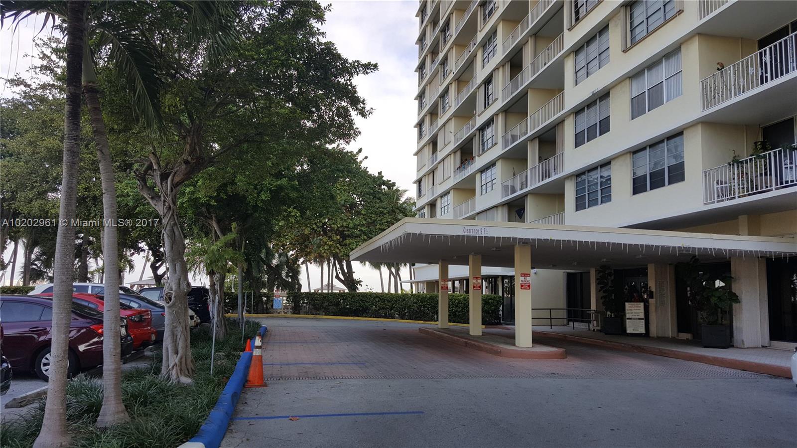 Very well maintained, spacious 1 bedroom, 1 bath condo has breathtaking views of Biscayne Bay. Don't miss the opportunity to live in one of Miami's best kept secrets. Light and bright unit. Fully equipped and recently remodeled gym, resort like bay front pool, with cabanas. Business center and clubhouse with kitchen and bar available for your convenience. Laundry facilities and management office on-site. 1 assigned parking space and valet.