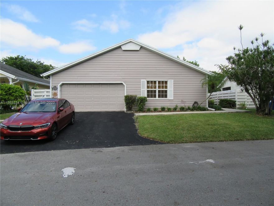 ENTER THIS BEAUTIFUL COUNTRY WALK NEIGHBORHOOD.  LISTEN ONLY THE SOUND OF NATURE UPON ARRIVAL AT YOUR HOME. THIS BEAUTIFUL 3 BEDS 2 BATHS HOUSE HAS EVERYTHING TO OFFER.  ENJOY A HUGE LIVING ROOM AREA AND DINING ROOM,FAMILY ROOM AND KITCHEN WITH STAINLESS STEEL APPLIANCES. SUBDIVISION HAS A CLUBHOUSE,GAME ROOM,COMMUNITY POOL,WALKING TRAIL AROUND LAKE,BASKETBALL COURT,TENNIS COURT.