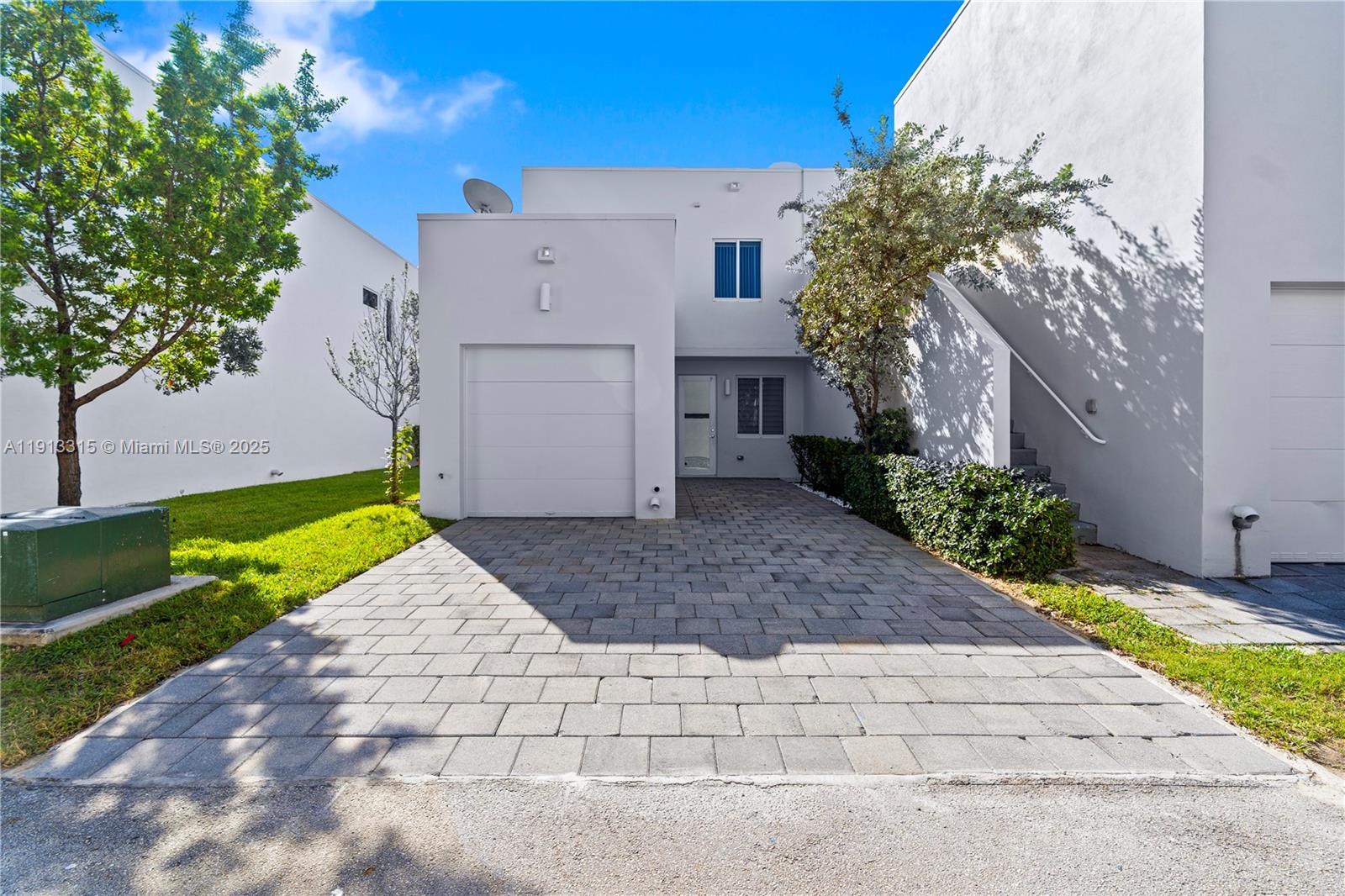 LANDMARK AT DORAL CENTRAL - Residential Lease