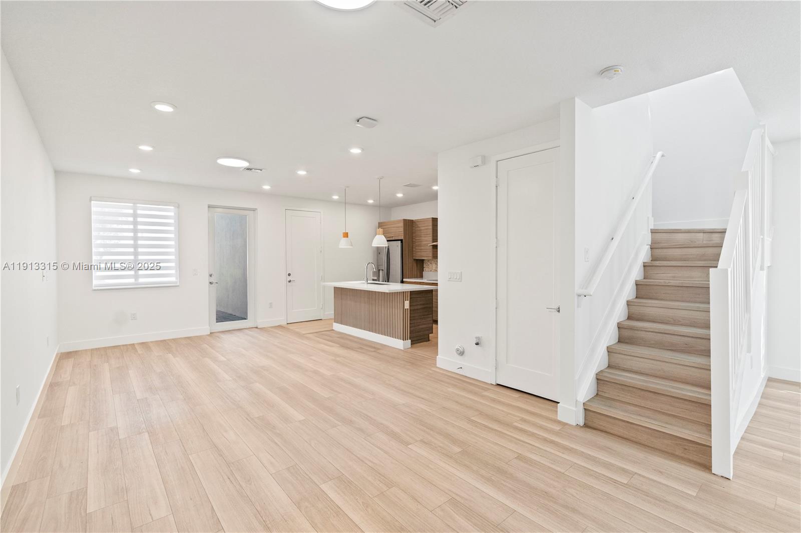 LANDMARK AT DORAL CENTRAL - Residential Lease