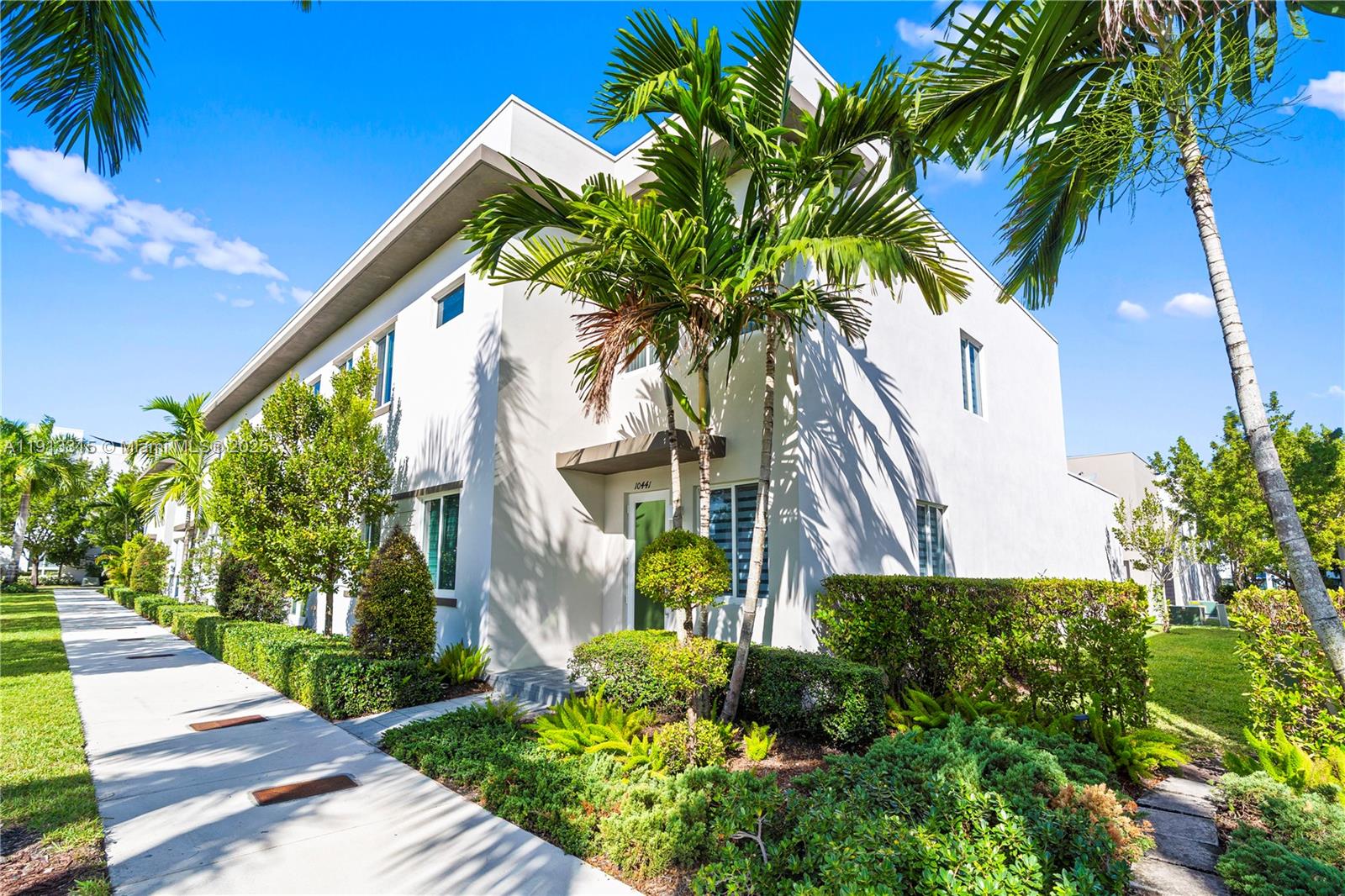 LANDMARK AT DORAL CENTRAL - Residential Lease