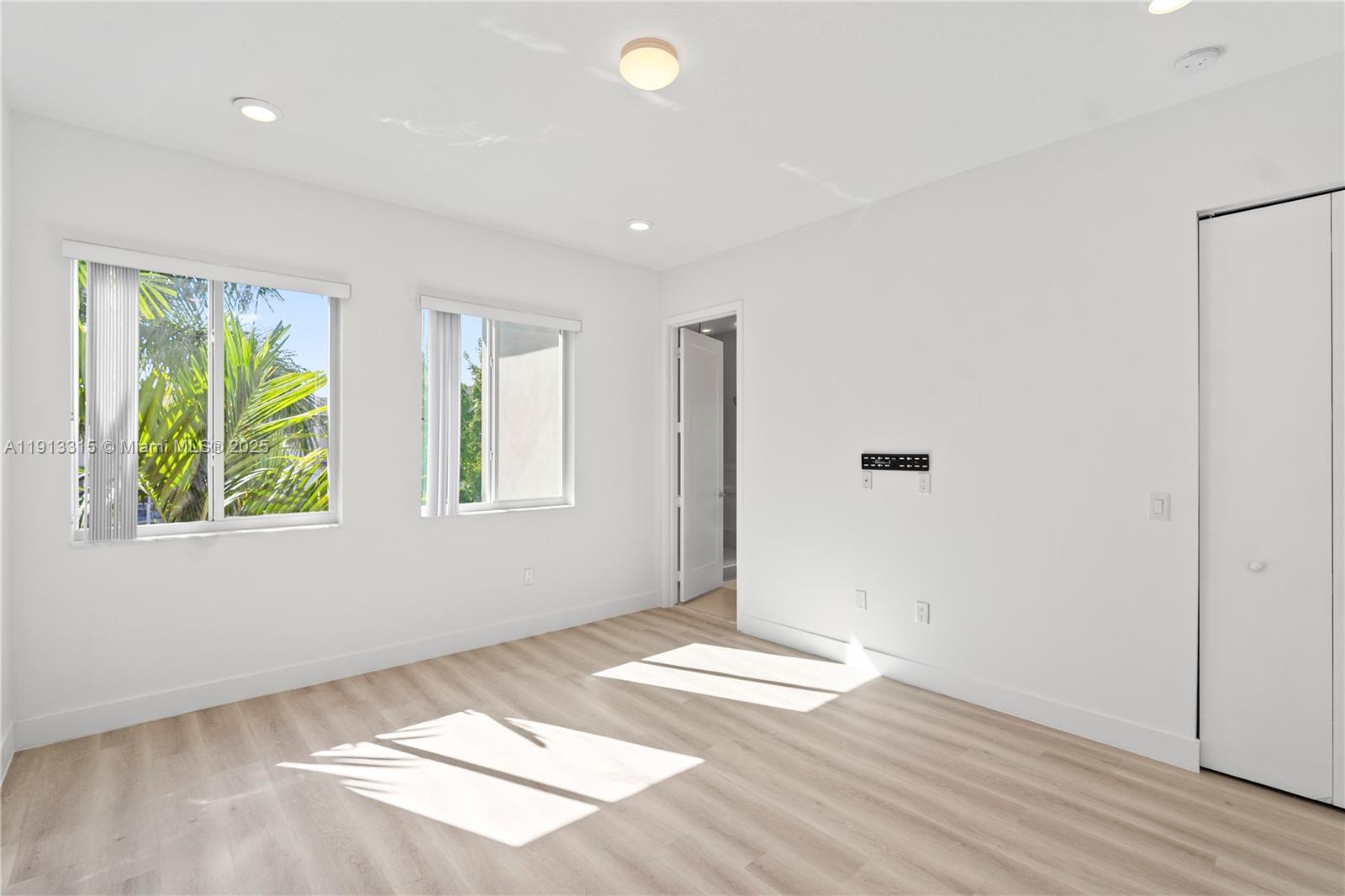 LANDMARK AT DORAL CENTRAL - Residential Lease