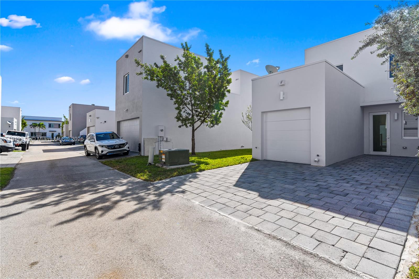 LANDMARK AT DORAL CENTRAL - Residential Lease