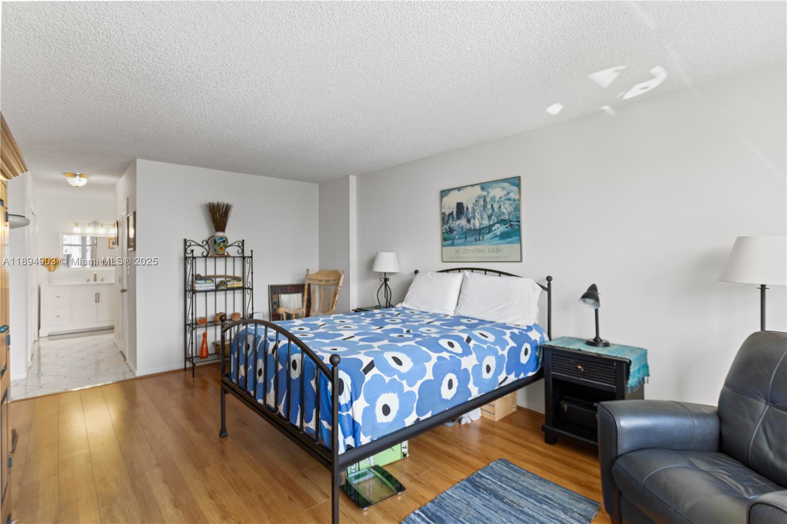 HALLMARK OF HOLLYWOOD CON - Residential