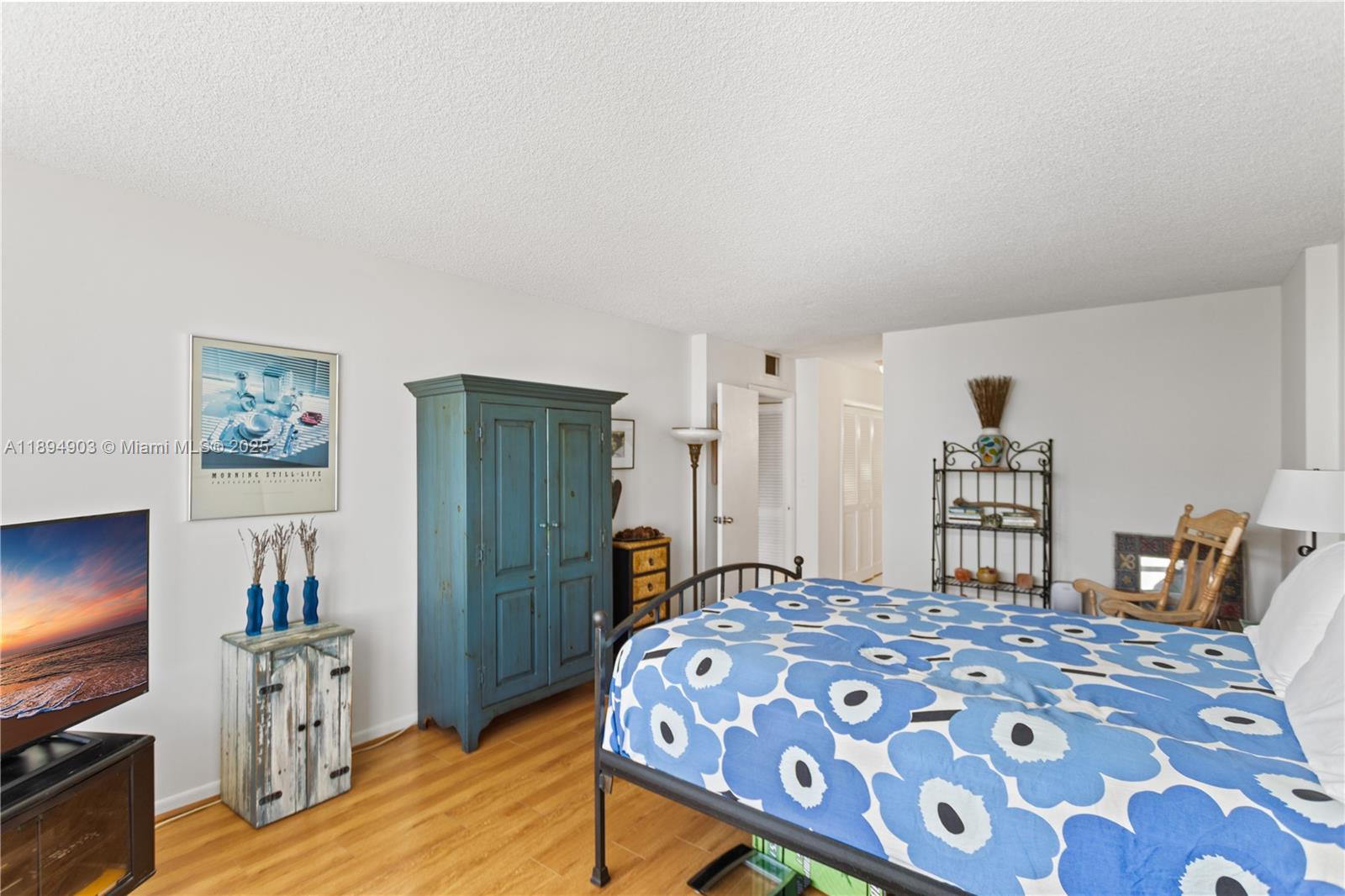 HALLMARK OF HOLLYWOOD CON - Residential