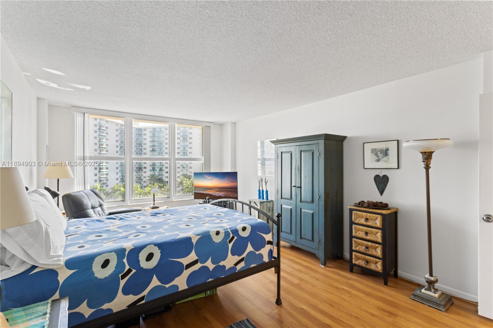 HALLMARK OF HOLLYWOOD CON - Residential