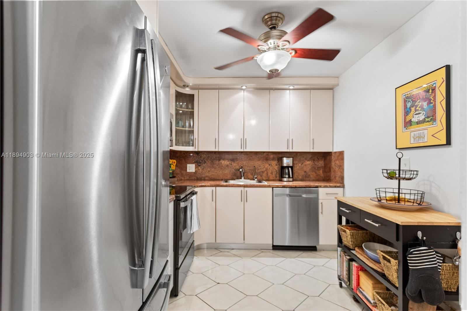 HALLMARK OF HOLLYWOOD CON - Residential