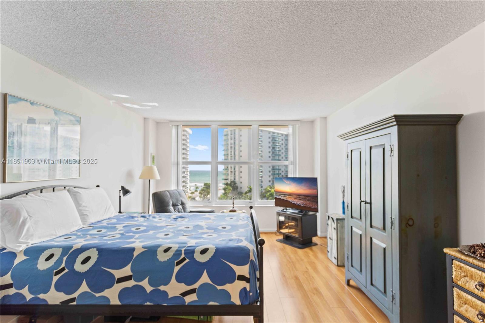 HALLMARK OF HOLLYWOOD CON - Residential