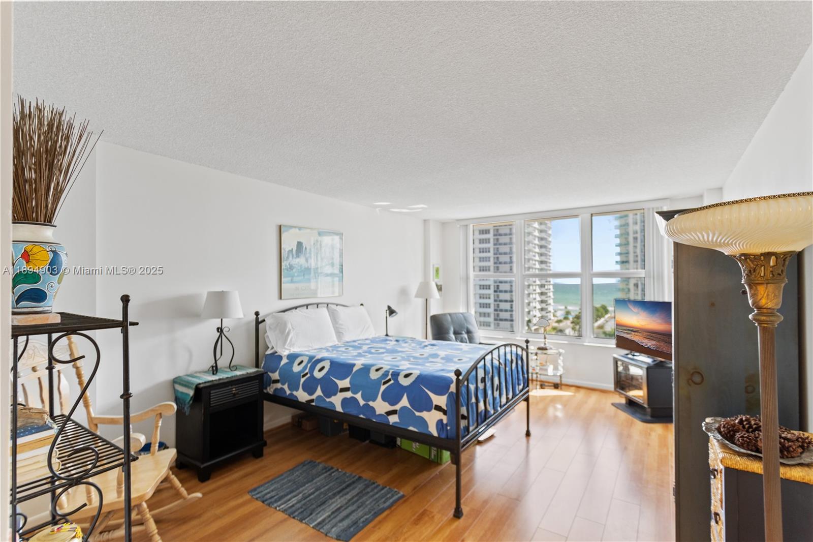 HALLMARK OF HOLLYWOOD CON - Residential