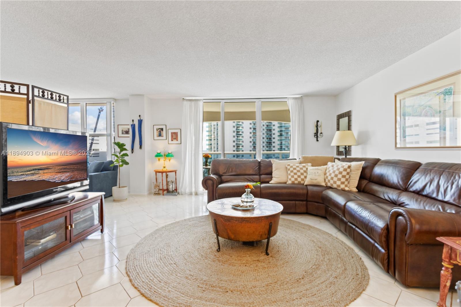 HALLMARK OF HOLLYWOOD CON - Residential