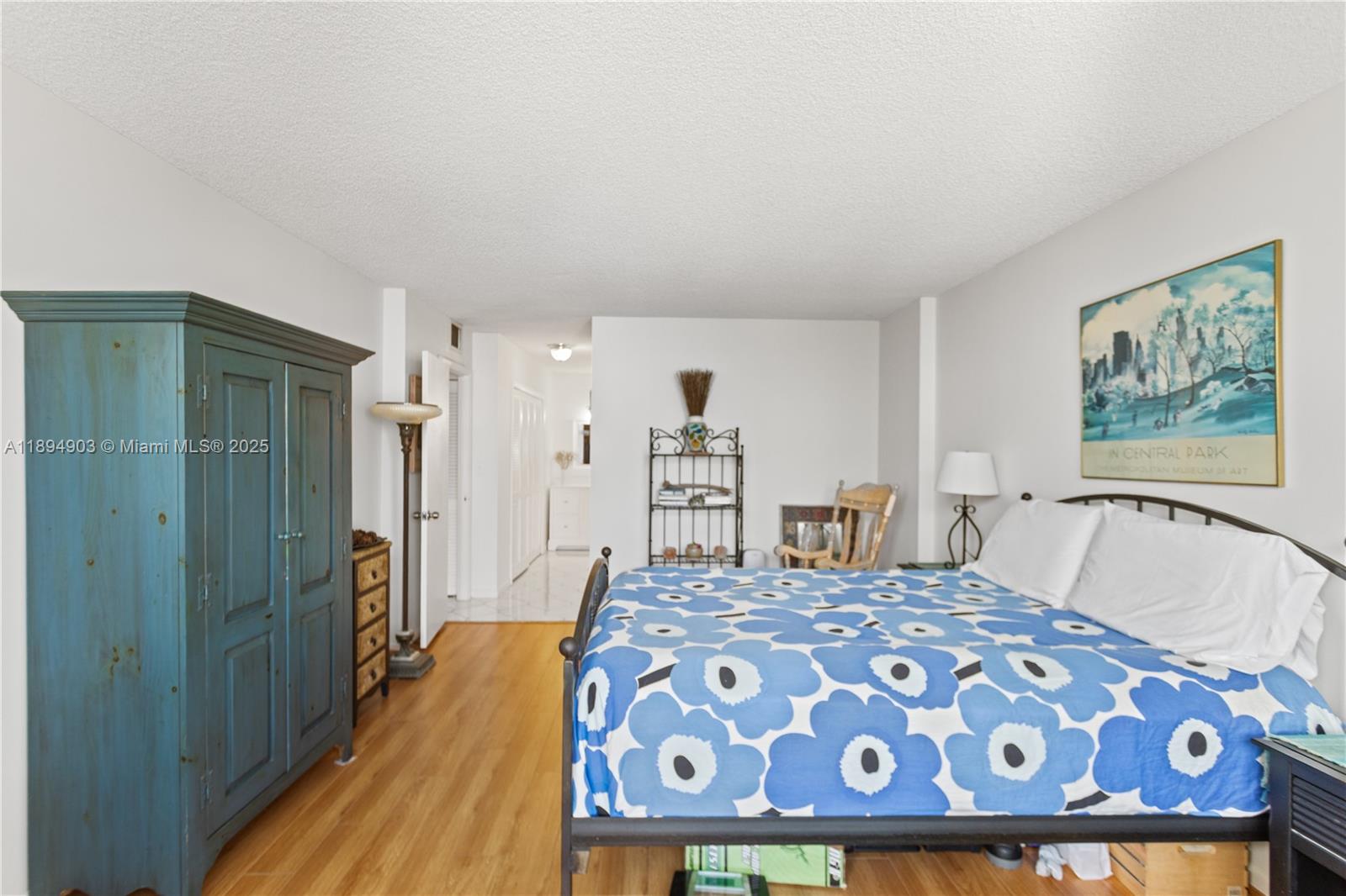 HALLMARK OF HOLLYWOOD CON - Residential