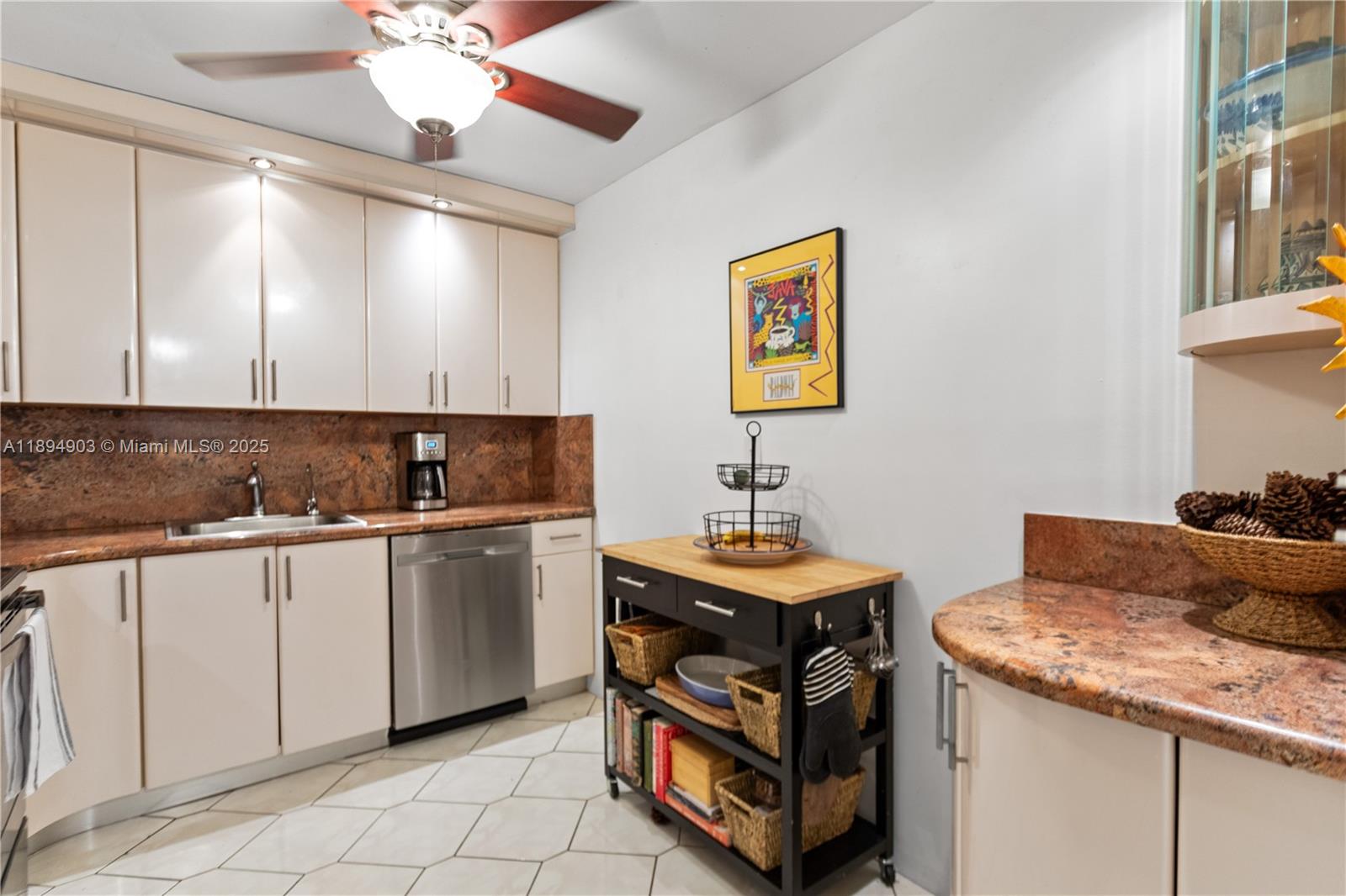 HALLMARK OF HOLLYWOOD CON - Residential