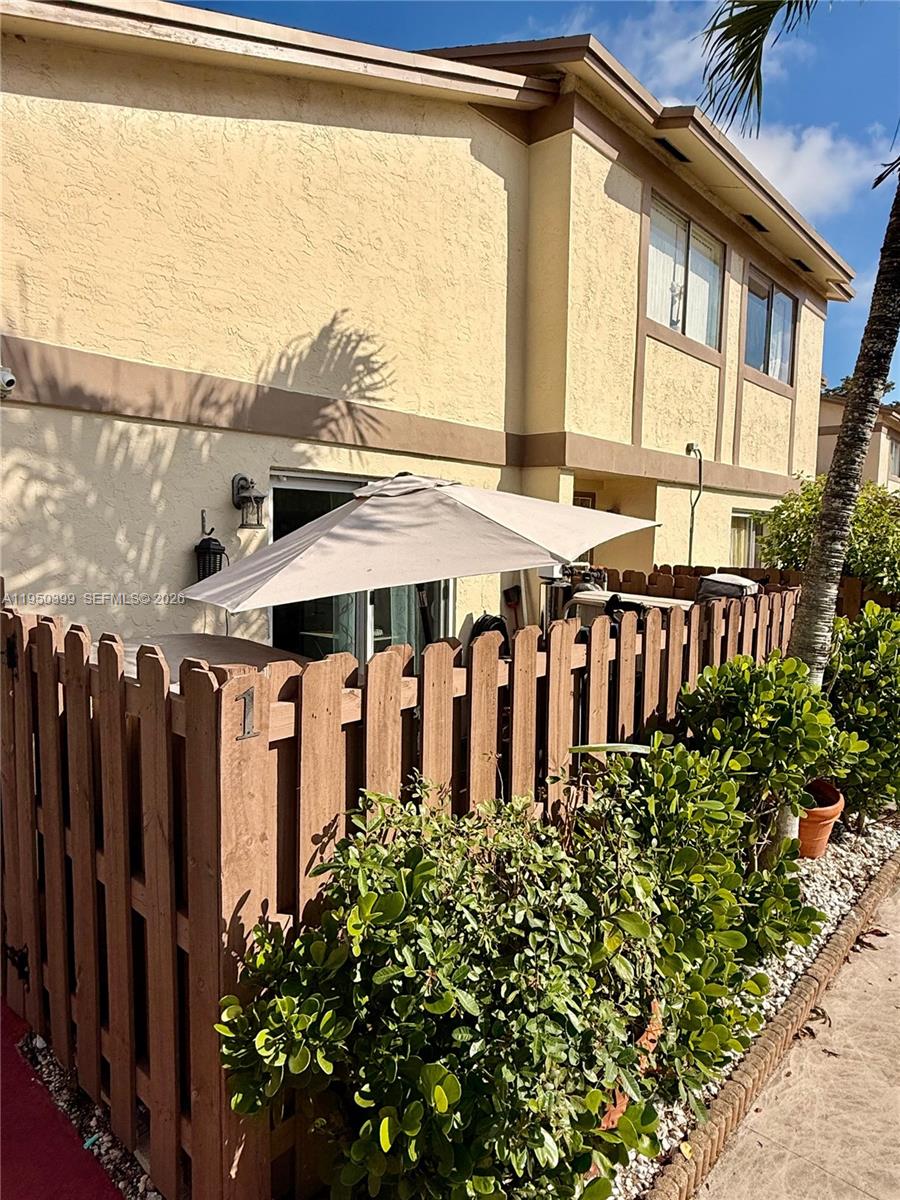 COUNTRY SQUIRE TOWNHOMES - Residential