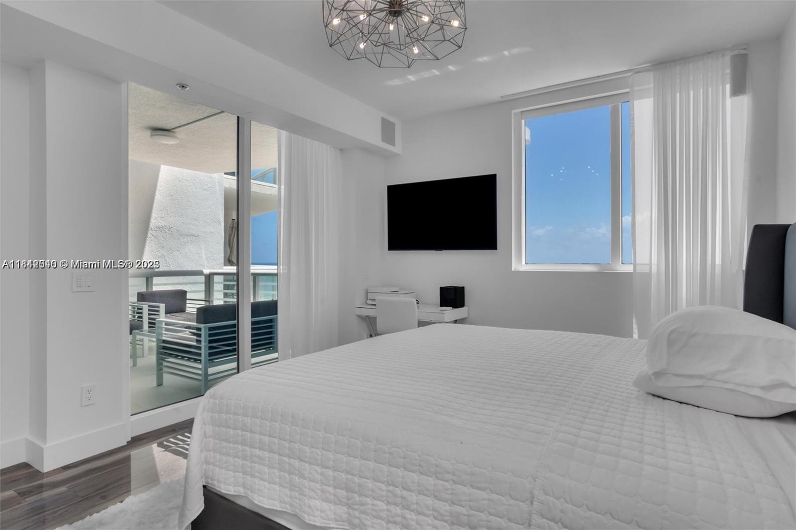 3801 Collins Ave 1104, Miami Beach, FL, 33140/$1,950,000 4 3801 Collins Ave 1104