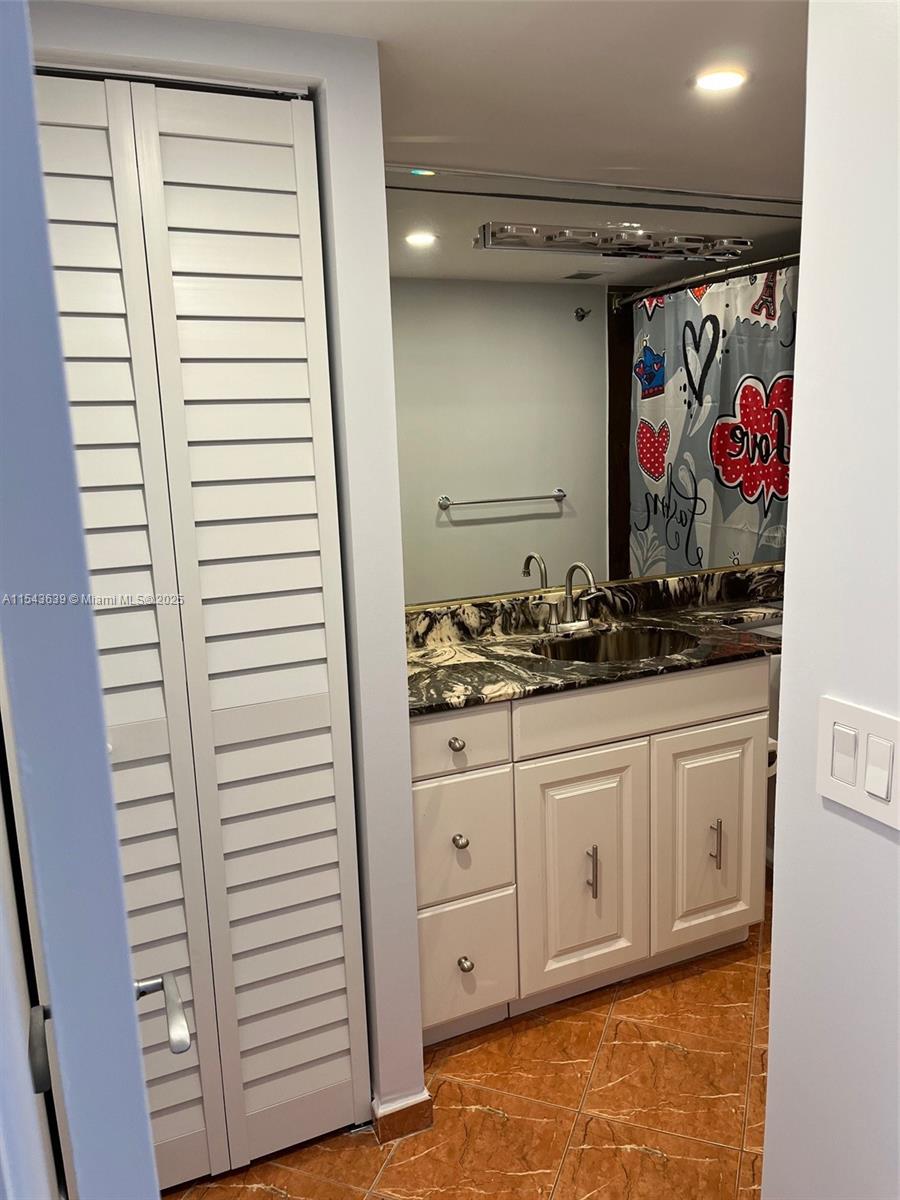 ADMIRALS PORT CONDO WEST - Residential