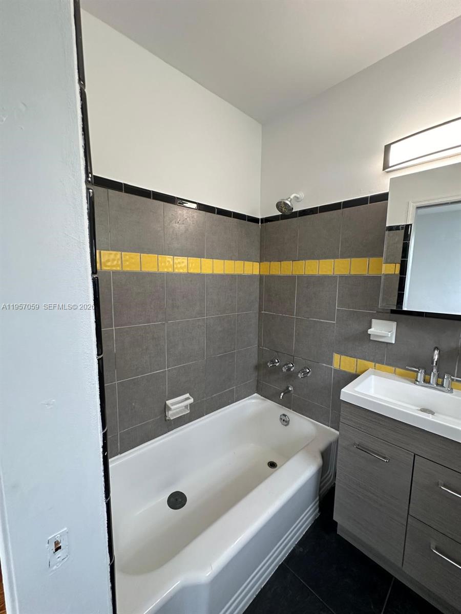 Marseilles Deco Condo - Residential