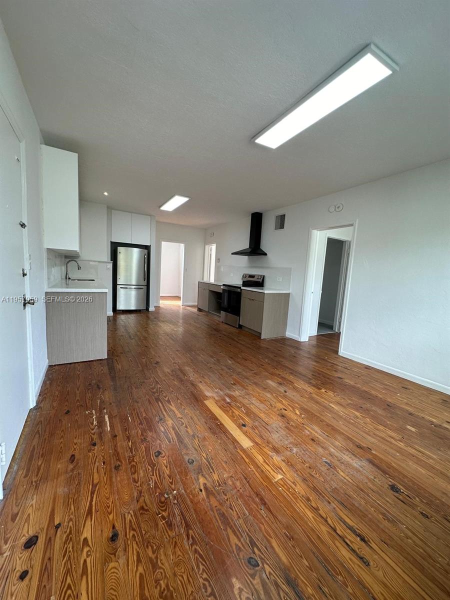 Marseilles Deco Condo - Residential