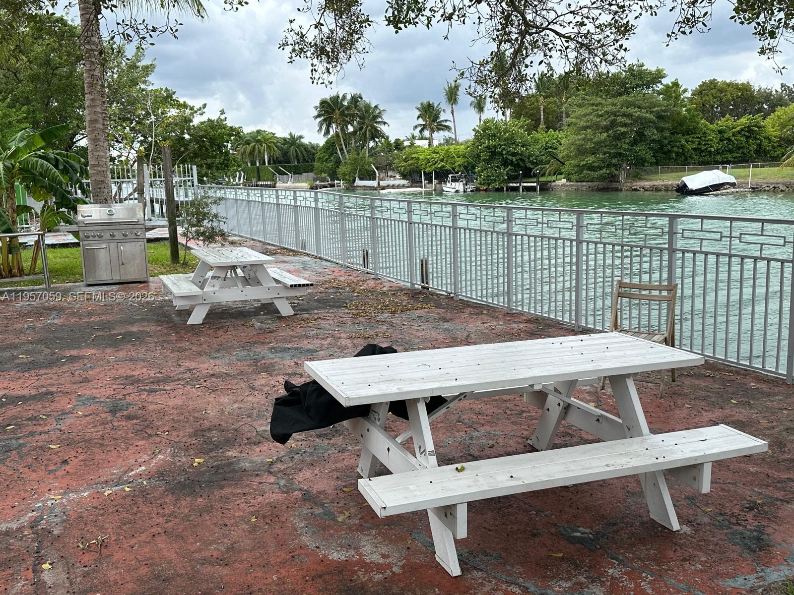 Marseilles Deco Condo - Residential