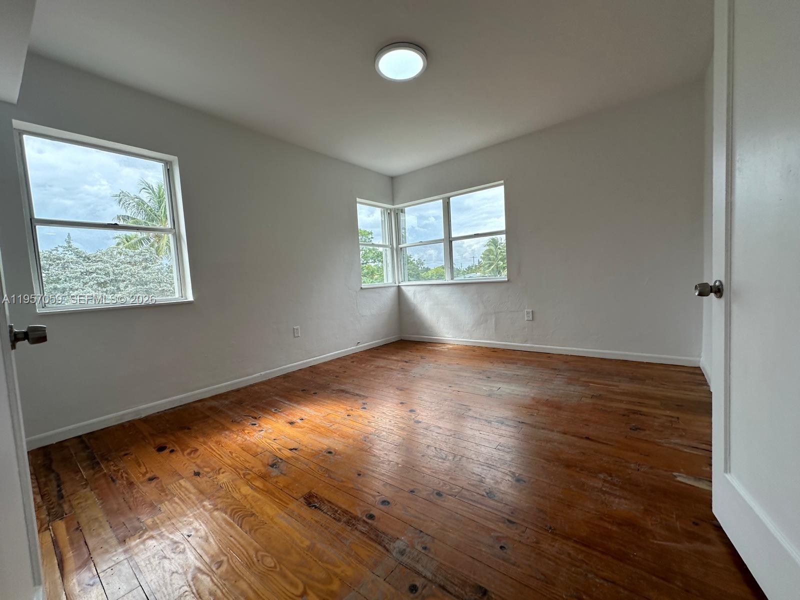 Marseilles Deco Condo - Residential