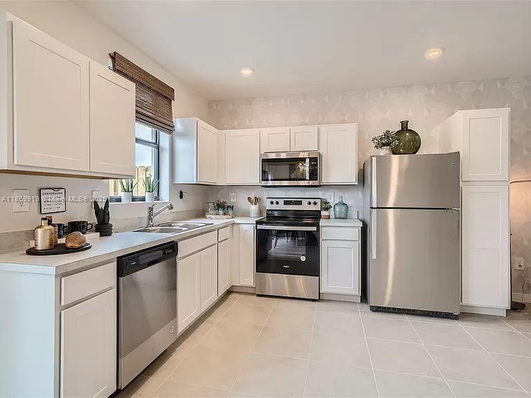 Come live in this stunning 3-bedroom, 3-bathroom townhouse, built in 2024 and thoughtfully designed for modern living. Upstairs features two spacious bedrooms with two beautifully finished bathrooms, while the first floor offers a full bedroom and bathroom—ideal for guests or a home office. The gourmet kitchen boasts contemporary finishes and flows seamlessly into the living space. Enjoy the paved backyard with no rear neighbors, offering privacy and tranquility in a quiet, well-kept community. Additional highlights include spacious rooms, generous closet space, and elegant bathroom designs. Perfectly situated near major highways, shopping centers, and plazas for maximum convenience. Move-in ready September 1, 2025.
SECTION 8 APPROVED and ACCEPTED + VOA VOUCHER ACCEPTED