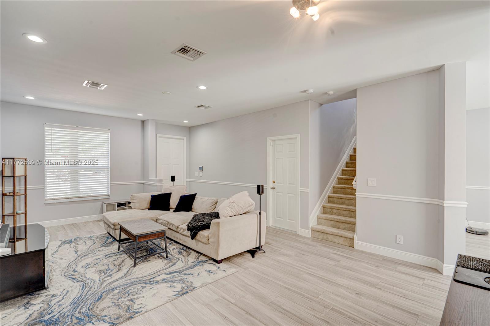3868 Lake Tahoe Cir