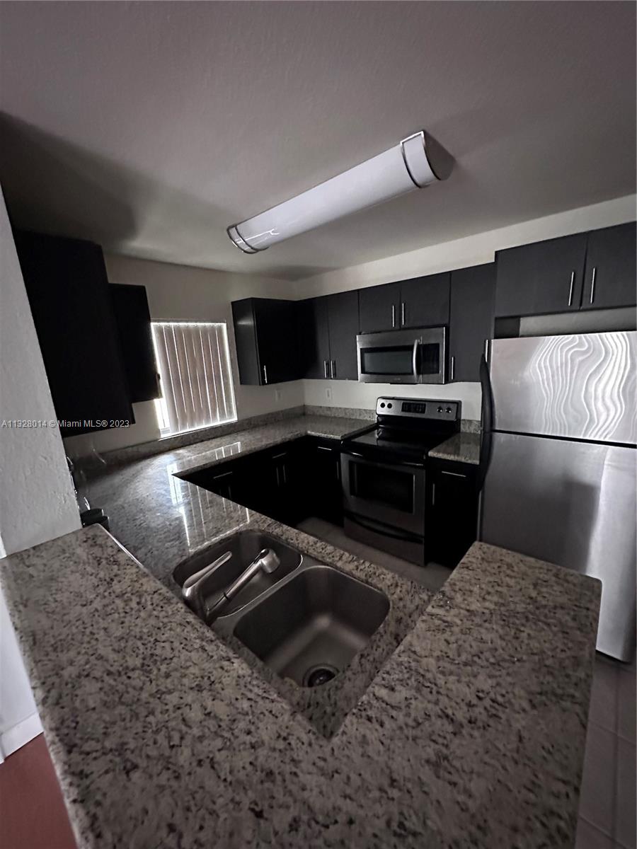 1 BED/1BATH IN PRESERVE AT AVERY LAKES LOCATED IN SUNRISE! KITCHEN WITH GRANITE SURFACE , STAINLESS APPLIANCES! WASHER & DRYER IN THE UNIT! GREAT AMENITIES! VERY CLOSE TO EVERYTHING,! MUST SEE THIS GREAT UNIT!!! UNIT IS VACANT!