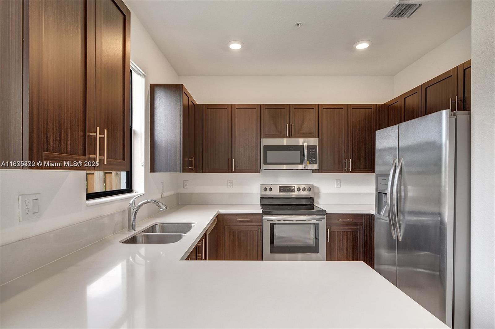 STELLAR PEMBROKE PINES - Residential Lease