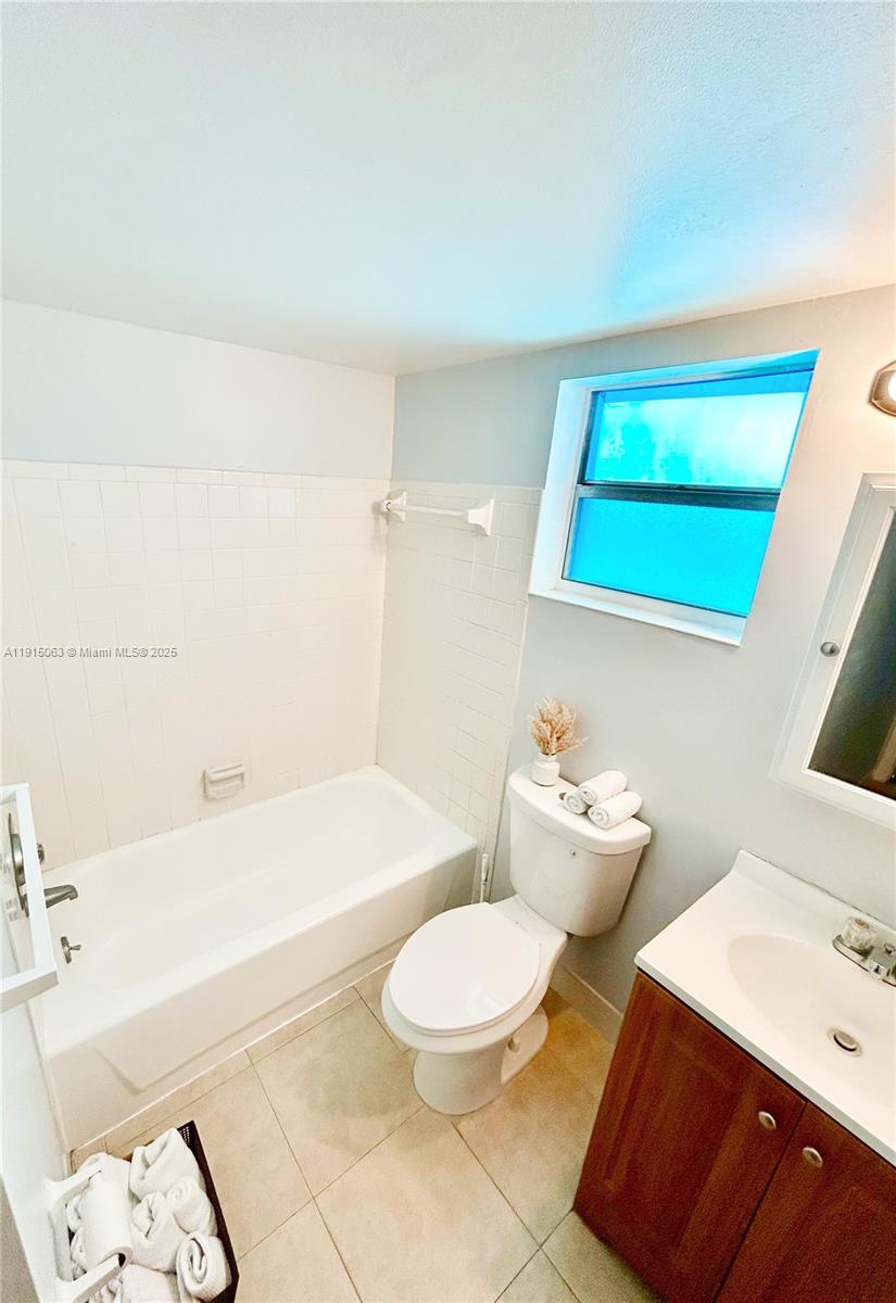 VILLAGE ROYALE CONDO 4 - Residential