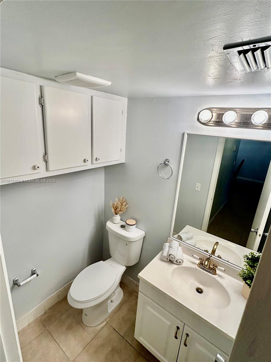 VILLAGE ROYALE CONDO 4 - Residential