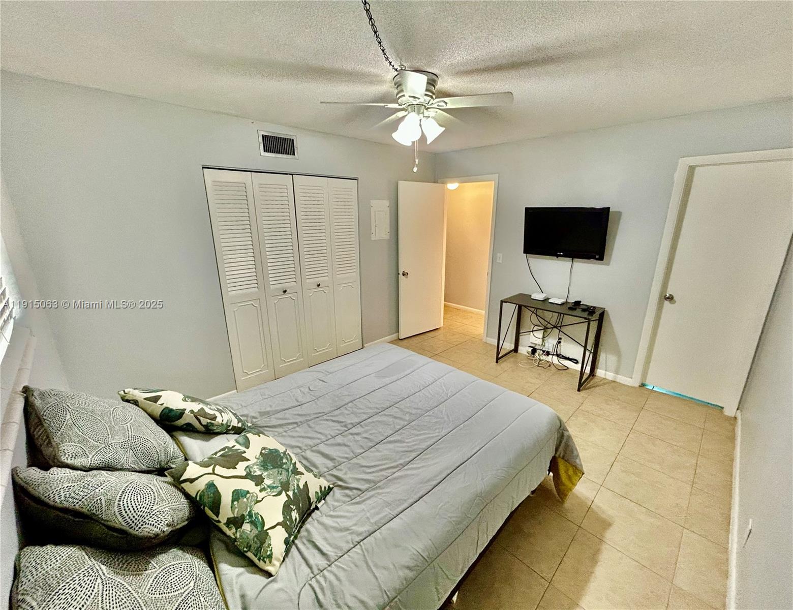 VILLAGE ROYALE CONDO 4 - Residential