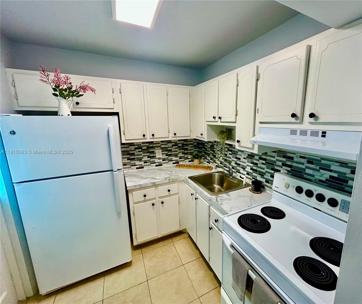 VILLAGE ROYALE CONDO 4 - Residential