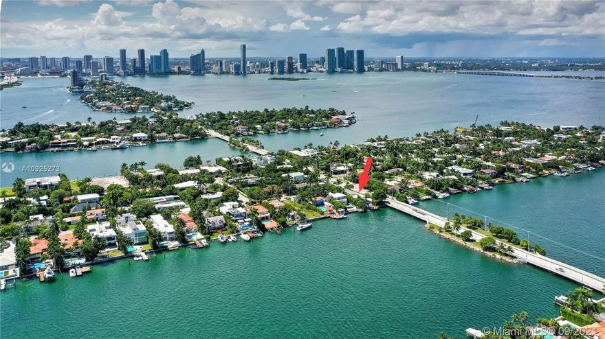 Exquisite DiLido Island waterfront mid-century modern designed for casually elegant entertaining. Lush tropical landscaping with an inviting peaceful entrance. Entering the home, you are met with wide open living & dining spaces perfect for a Miami lifestyle. Exquisite finishes include Marcel Wanders, B&B Italia & Flos lighting. The chef’s kitchen by ArcLinea blends beautiful stone, wood & lacquer along with Miele appliances. The master offers views of the water with an impressive wetroom & ample storage. The outdoor living space greets you with calm bay waters and an infinity pool. Maintenance–free landscaping allows for an oasis of secret spaces including a fire pit lounge & outdoor kitchen, bar & dining area outfitted with appliances from Hestan & True and a natural gas Pizza Oven.