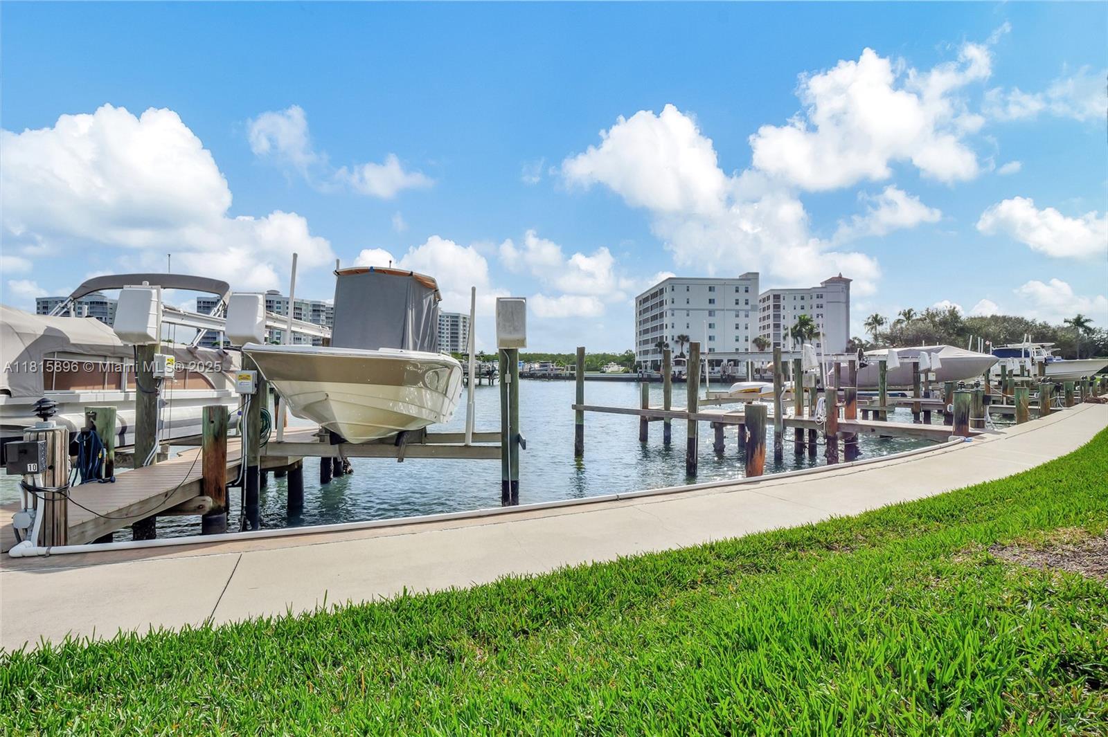 VANDERBILT TOWERS - Residential