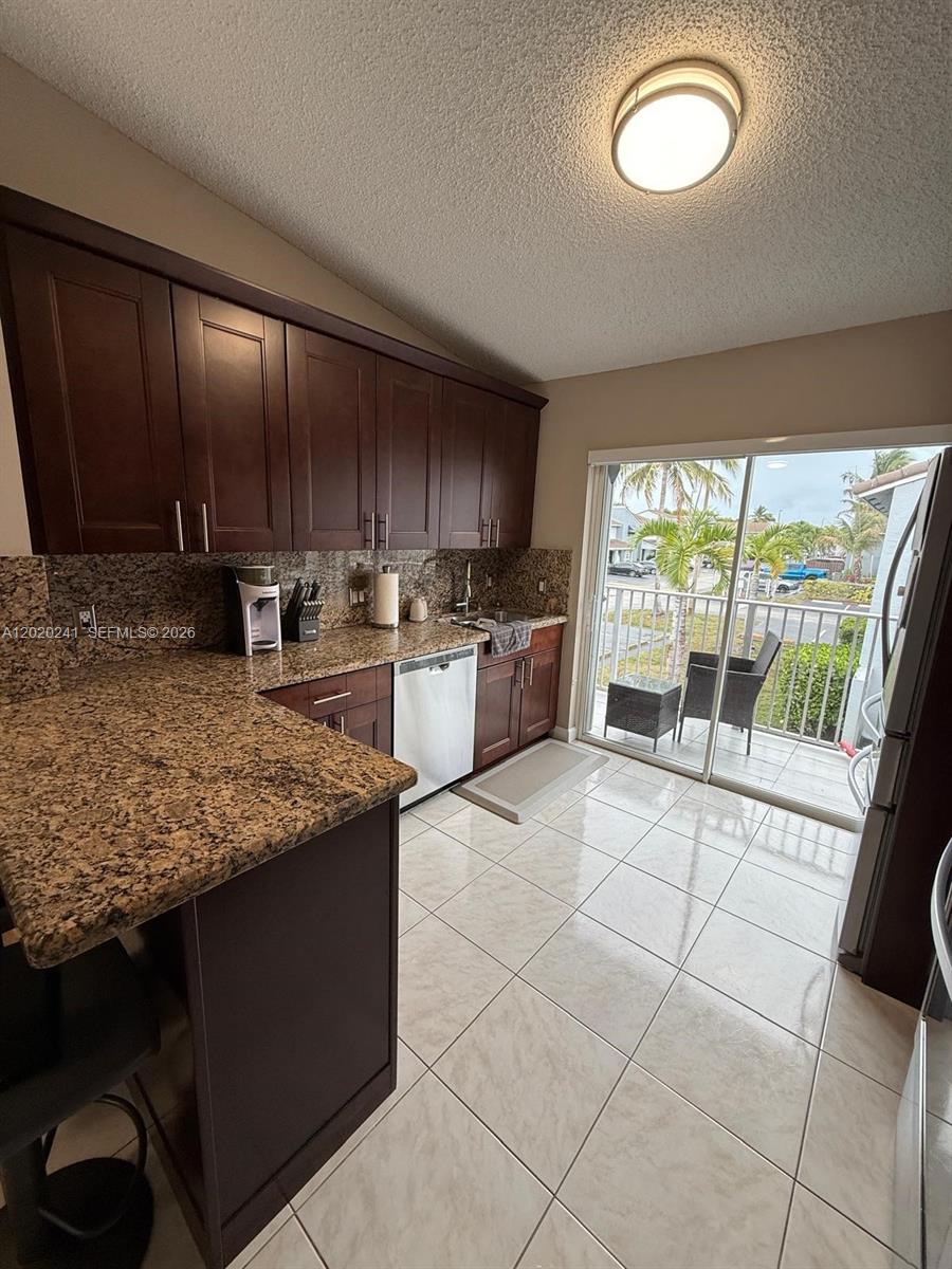 LAGO DEL REY CONDO - Residential