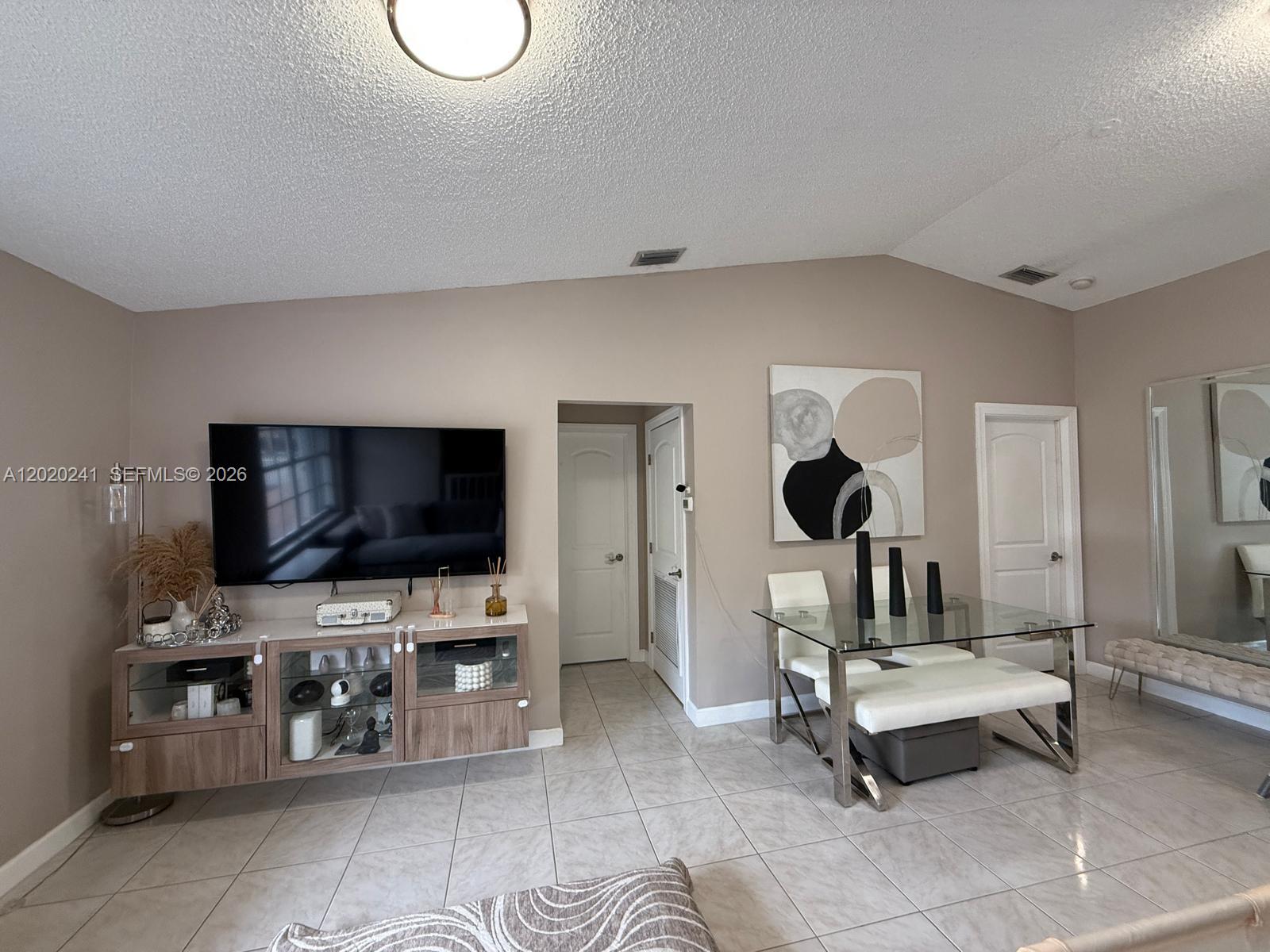 LAGO DEL REY CONDO - Residential