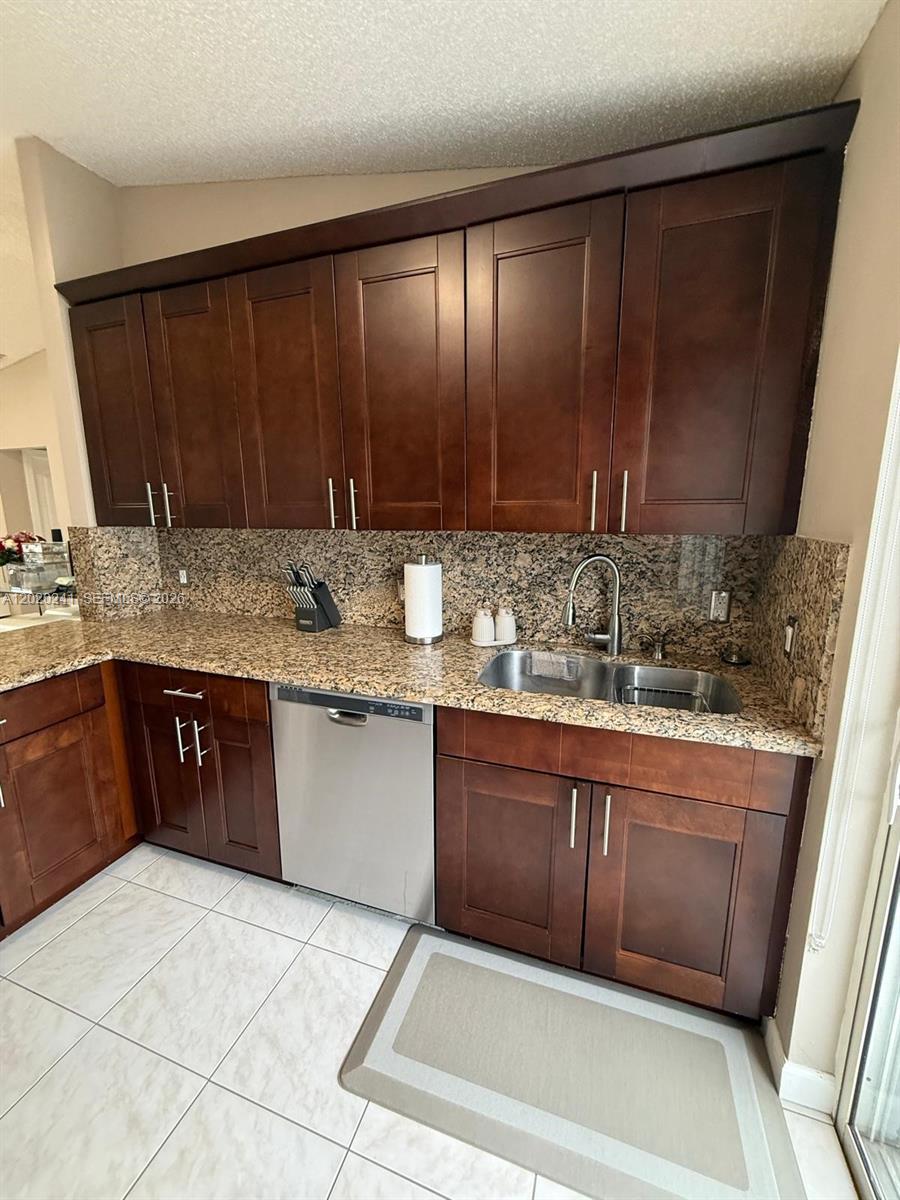 LAGO DEL REY CONDO - Residential