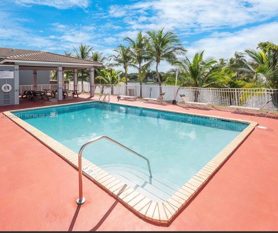 LAGO DEL REY CONDO - Residential
